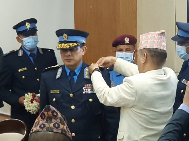 नेपाल प्रहरी र सशस्त्रका आईजीपीले लगाए दर्ज्यानी चिह्न